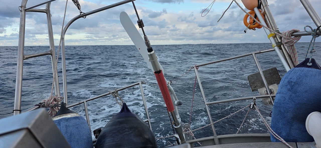 Ein Schimmer blauen Himmels im Kielwasser